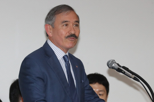 해리 해리스 주한 미국대사가 5일 오전 서울 은평구 세명컴퓨터고등학교에서 열린 한국 IBM P-테크 '서울 뉴칼라 스쿨' 멘토링 데이에서 인사말을 하고 있다. <연합뉴스>